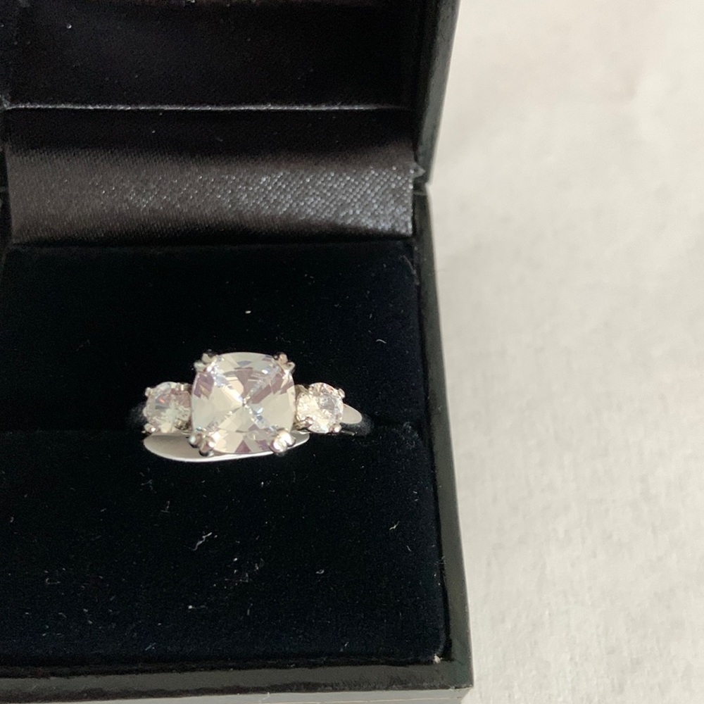 Ring 3 stone diamond and silver look size 8